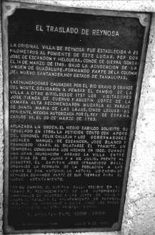 Placa en la que se relata el traslado de Reynosa a su ubicaci&oacute;n actual