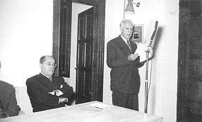 Santiago Arenal, de pie y Antonio Garc&iacute;a Bellido