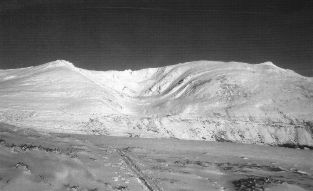 Vista invernal del circo glaciar de Cuencagen, entre las cimas Bóveda (izq) y La Tabla (dcha)