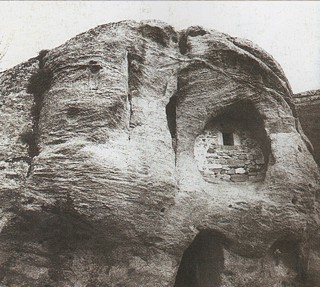 Exterior de la monumental iglesia rupestre de Arroyuelos