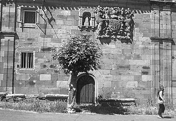 Fachada principal del Palacio de los Hoyos, Las Henestrosas