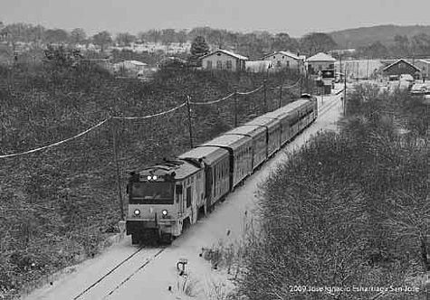 Fig. 12. El Expreso de La Robla, tren turístico de FEVE, al paso por Bercedo de Montija (Burgos) en día invernal. (Foto J. I. Esnarriaga).