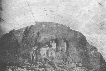 Picando en los túneles de tomas superficiales. Embalse del Ebro. 1929