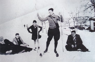 1933. Marcelino Salceda practicando esquí en le parque de Las Fuentes