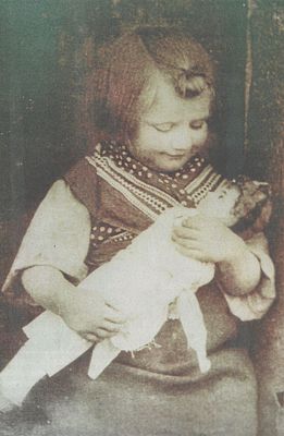 La niña Filomena Díaz de la familia conocida como "Niebla" juega con su muñeca a principios del s. XX en Reinosa./ J.G. de la Puente