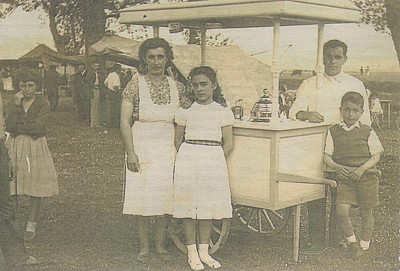 La familia de heladeros Carral, en la romería de Requejo. El Cañón