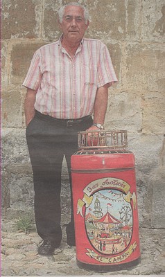 Manuel, nieto del Sr. Cano, en el Museo del Barquillero de Santillana del Mar con los utensilios del oficio. / MUSEO EL PAJAR