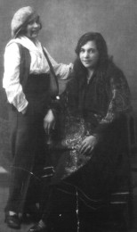 La informante  a la derecha Ramona Ramos, en 1929