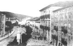 Vista de la antigua calle Canalejas , hoy Avda. Puente de Carlos III