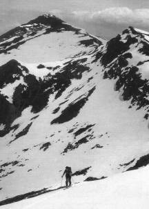 Pico Hiján al fondo, y Cuenca Gen, en su vertiente septentrional