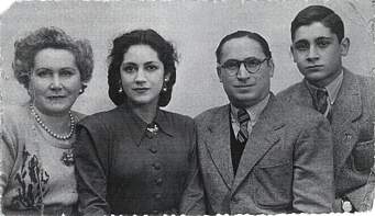 Juan Guerrero con su esposa Paula y sus dos hijos Pilar y Juan Antonio. 1946