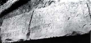 Sepulcro con inscripción en San Martín de Elines