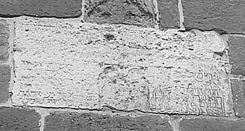 Lápida de piedra sobre la Puerta de Reinosa