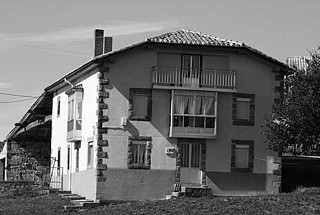 Casa de La Población de Yuso, buen ejemplo de la arquitectura del contacto pasiego-campurriano.