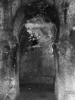  Arco de herradura iglesia rupestre de Arroyuelos (Cantabria)