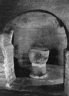 Arco de herradura en la iglesia rupestre de Santa María de Valverde (Cantabria). Foto (J. Berzosa, 1998, 57).