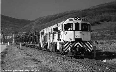 Fig. 6. Ayer y hoy, la circulación de trenes carboneros es un recuerdo permanente de la vocación del Hullero. (Foto J. I. Esnarriaga).