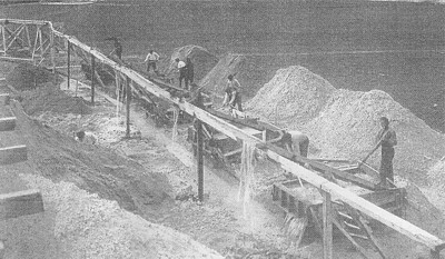 Obreros trabajando en la construcción del embalse