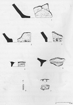 Figura 7. Cerámicas del castro de Argüeso-Fontibre (nº 1-5) y fragmentos de bronce (nº 6-7)