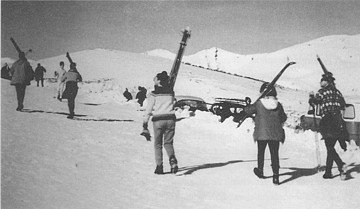24 de enero de 1965. Losesquiadores se tienen que apear de sus vehículos y desplazarse a las pistas con los esquís al hombro