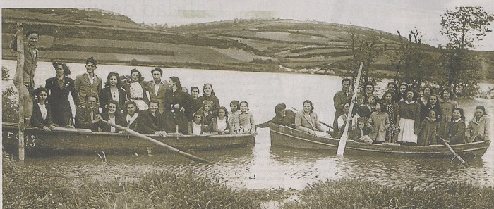 Vecinos del entorno del panatno, en dos de las barcas que se usaban para transporte. Museo El Pajar
