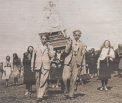 Las mayordomas acompañan a la virgen en una procesión en Requejo. El Cañón